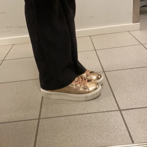 SNEAKERS  - Jättefräscha sneakers från XTI, strl 38, passar som 37/36 (små i strl). Knappt använda! 