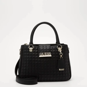 Guess väska - Säljer denna supersnygga och rymbara väskan från guess som är använd max 5 gånger men inte kommer till användning mer. Då produkten är slutsåld på zalando och nypris är 1595kr! Frakt ingår inte! Mått är höjd:21cm längd: 30cm