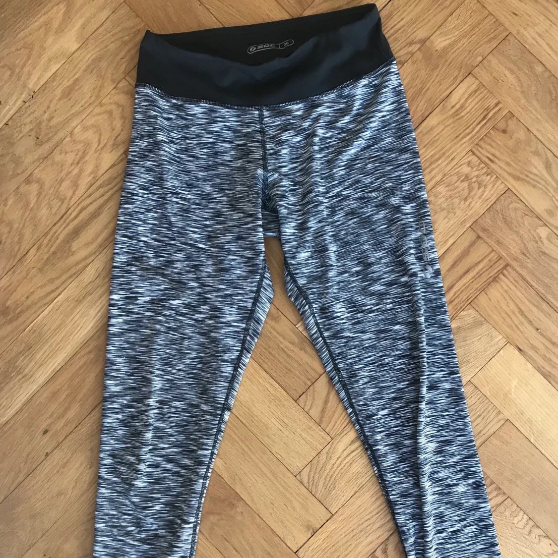 Grå randiga träningstights - 91