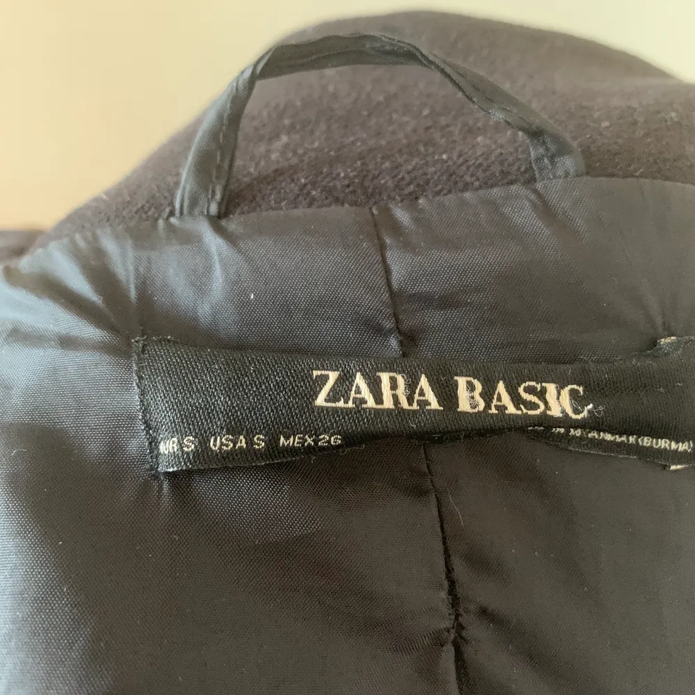 Super fin kappa från Zara med päls (fake). Är i fint skick och säljer pga att den är för liten. Köparen står för frakten!. Jackor.