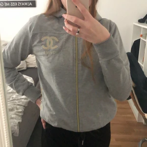 Kofta  - Chanel kofta använt mycket men den är hel och inga skador. Storlek M men passar xs och s