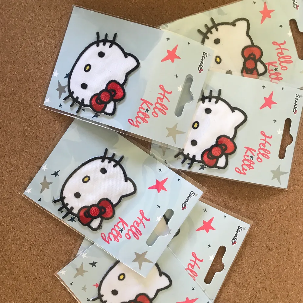 Urgulliga Hello Kitty patches 🌸 1 för 60:-  2 för 100:- ❤️❤️ fri frakt vid köp av 2 eller fler, annars 10:- - finns olika sorter, de som är kvar nu är utan gul nos! Kram. Övrigt.