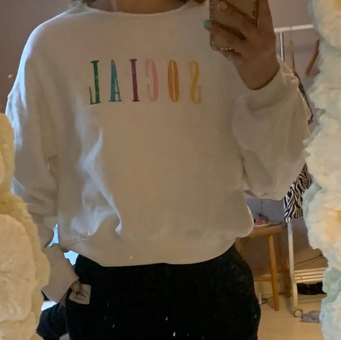 Vit sweatshirt med färgglad text. Storlek S