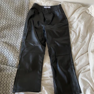 Skinn imitatiterade byxor från NaKd, storlek 36 - Ett par sällan använda skinn imiterade byxor från NaKd! Slutar vid ankeln och är lite utsvängda. Inga slitningar eller fläckar ect! Kund står för frakt! 