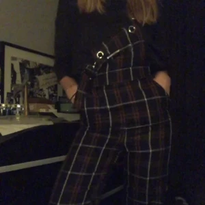 Hängselbyxor - Hängselbyxor från Stradivarius😍 storlek Xs! Byxorna är långa p längden och raka och banden är justerbara:)