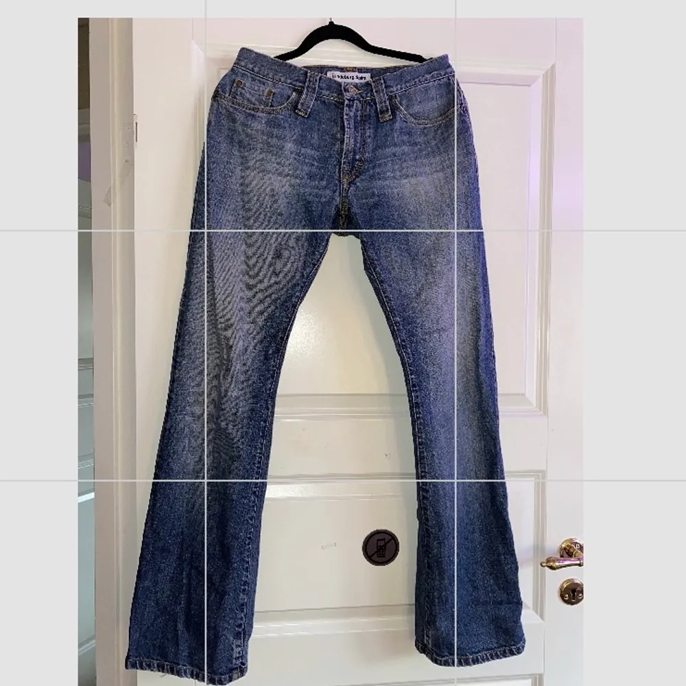 Jag säljer ett par mörkblåa jeans. De är ”pösiga” i modellen. Fint skick och endast testade 1 gång. OBS!  De är ganska så stora i mindjan på mig. Bilderna kanske inte vart jättefina men kontakta mig privat här på plick för bättre bilder, ex när jag har de på mig o.s.v. Det går att pruta på priset men jag sätter detta pris eftersom det är GRATIS frakt! Fickor finns på baksidan (se bild). . Jeans & Byxor.