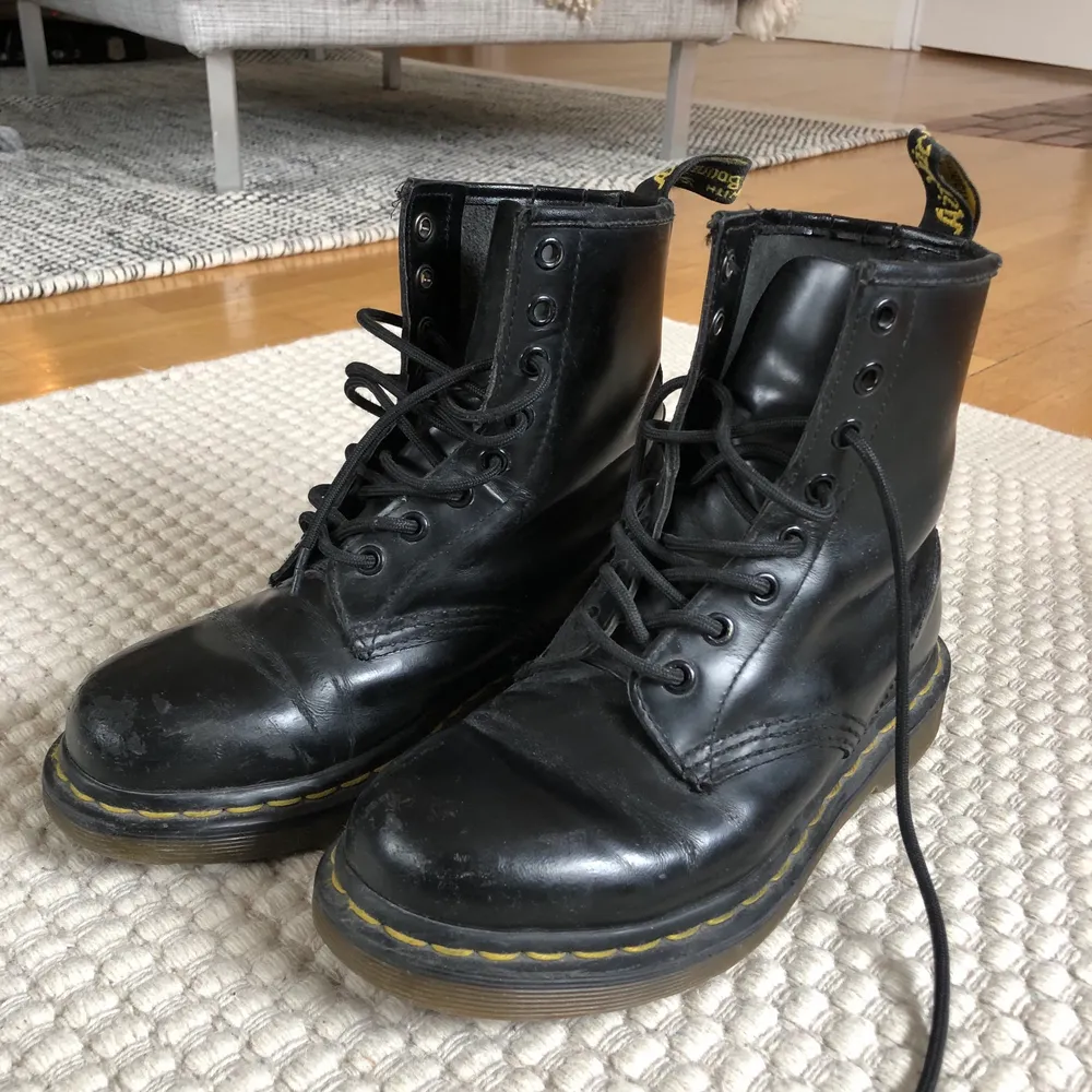 Ett par superfina Dr Martens i storlek 36. OBS första bilden är lånad. De är i använt men fint skick. Buda från 300 kr. Köparen står för frakt på 66 kr. 🌸🌸 nypris 1600 kr. Skor.