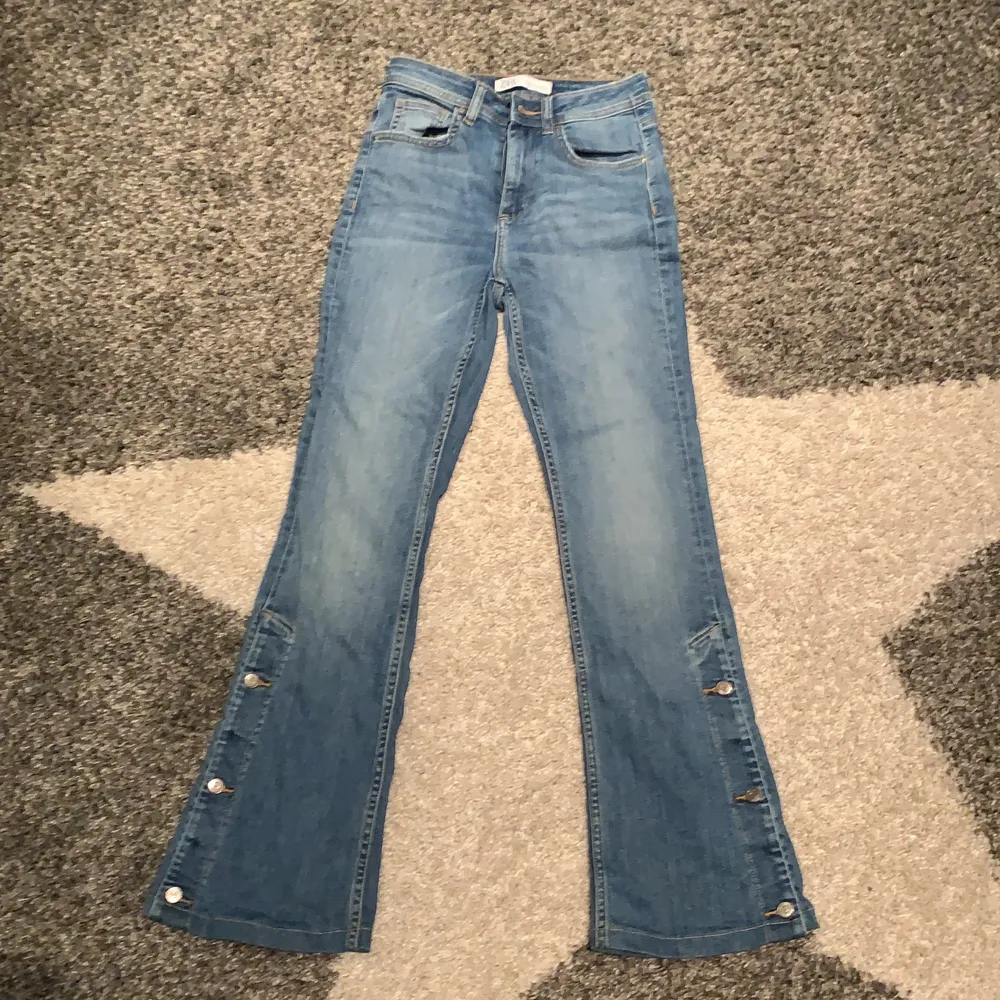 Bootcut jeans med knappar där nere. Jeans & Byxor.