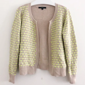 Kofta - Mjuk och skön kofta i neongula detaljer! Köparen står för frakt 📩 3 FÖR 100 KR PÅ MIN SIDA JUST NU! 🌟