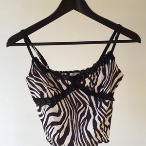 SHEIN spetsad zebra topp - Jag säljer detta SUPERSNYGGA linne då det inte passade mig när jag fick det. Jag har endast provat det på, aldrig använt det. Därför är linnet nedsatt från 69kr (orginalpris) till 59kr som utropspris (då tillkommer frakt på 24kr) Materialet är ganska tunnt, men inte genomskinligt. Snyggt och skönt till sommaren!