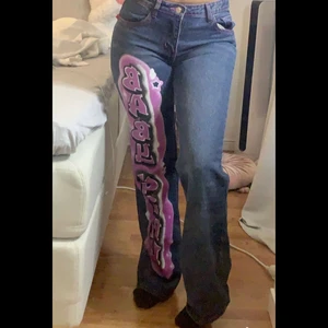 BABY GIRL GRAFFITI PRINT LOW RISE JEANS - Jeans från jaded london oanvända med prislapp. Storlek W26/S. Slutsålda överallt. Köpte för 1200kr men tull och frakt. 
