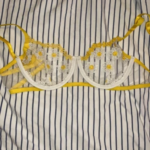 blommig bh - Säljer denna blommiga bh från SHEIN! Sitter väldigt snyggt på & är väldigt fin. Men kommer tyvärr inte till användning. 