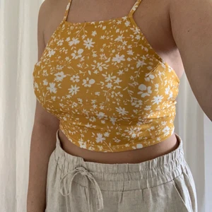 Linne - Gult, blommigt och super gulligt linne med öppen rygg och fina detaljer. Knappt användt från even & odd (zalando) 💗💗  köparen står för frakten! 