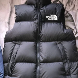 !Söker! - Hej, söker en The North Face väst storlek XS-S. Hör gärna av er!😄 Maxpris 1000 sek!