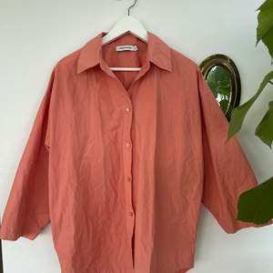 Säljer en superfin somrig/bärig skjorta från Carin Wester i en aprikosaktig färg! Hur härlig som helst, perfekt att slänga på sig med ett par jeans till en sommar eller vår kväll! Den är lite oversized i storleken och använd ett fåtal gånger 🧡 frakt är inkluderat i priset! 