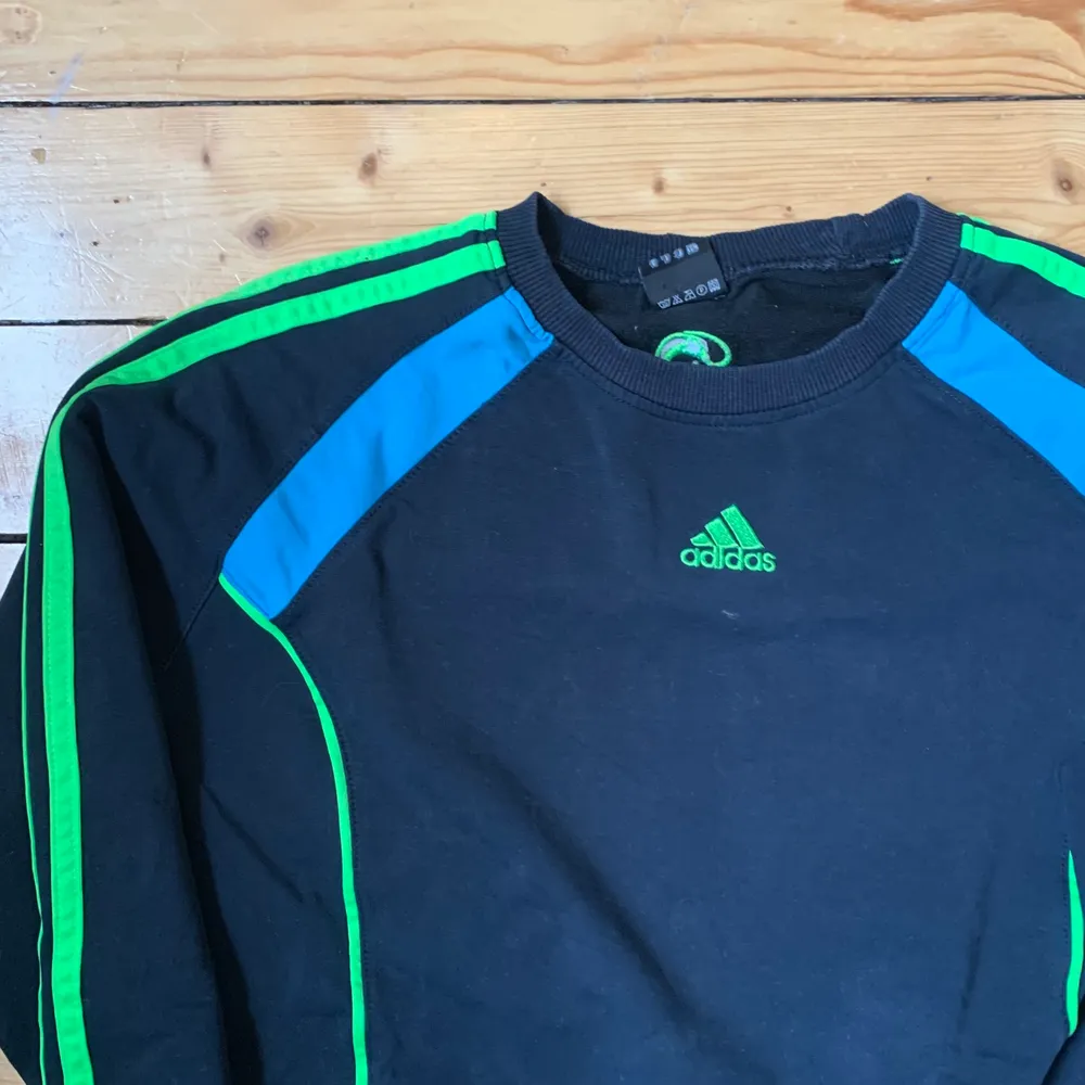 Snygg, trendig sweatshirt från Adidas. I storlek S. . Tröjor & Koftor.