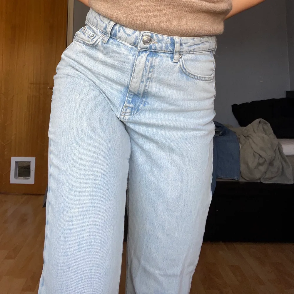 Ljusa mom jeans från Gina Tricot i storlek 38, fint skick. 💕 säljer även det bruna linnet så checka profilen 🥰. Jeans & Byxor.