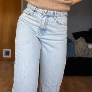 Ljusa mom jeans från Gina Tricot i storlek 38, fint skick. 💕 säljer även det bruna linnet så checka profilen 🥰