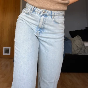 Mom jeans - Ljusa mom jeans från Gina Tricot i storlek 38, fint skick. 💕 säljer även det bruna linnet så checka profilen 🥰