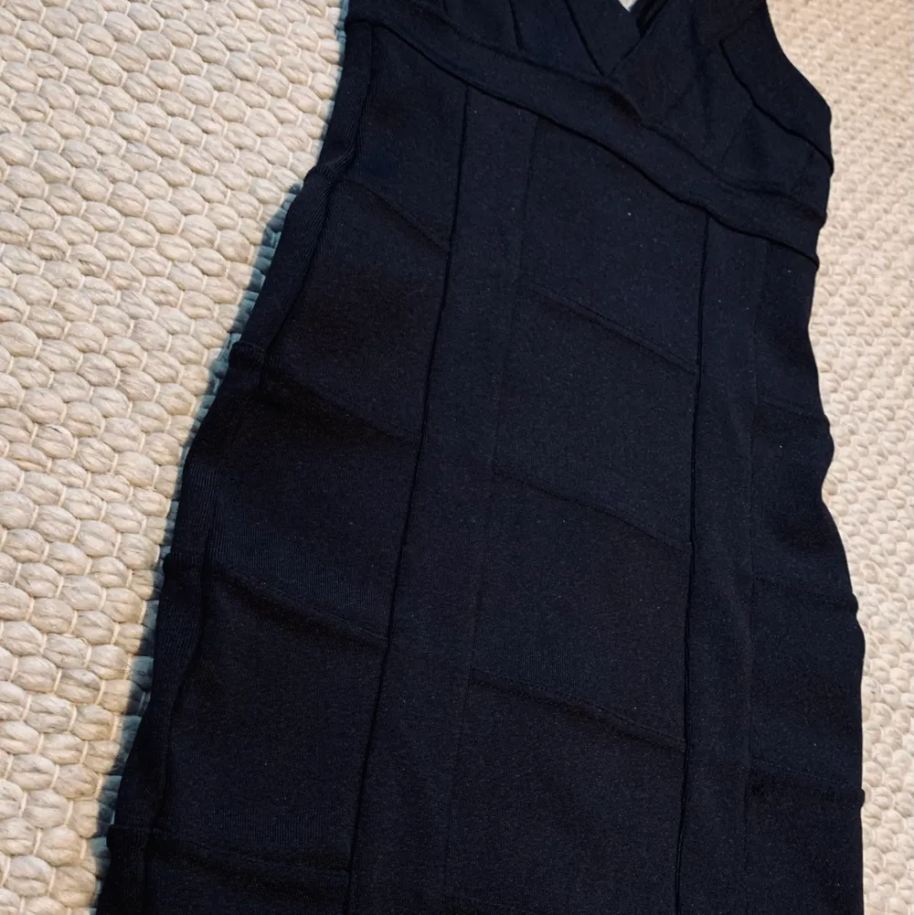 Figurnära svart klänning från bikbok. Mycket fint skick. Lapp om storlek saknas, men passar S-M. Klänningar.