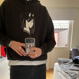 Svart hoodie med demon tryck - As cool svart hoodie med tryck i storlek M. Den är i väldigt bra skick med lite oversize fit