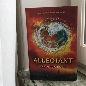 bok, allegiant från divergent serien - tredje och sista boken i divergent serien av veronica roth. hardback i bra skick, boken är på svenska. 