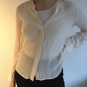 Vit skjorta i tunnt tyg - En av mina favoritskjortor från & other stories. Den är väl använd men i ett helt ok skick. Någon liten fläck här och där (se sista bilden). Köpare betalar frakt. Kan även mötas upp i Malmö.