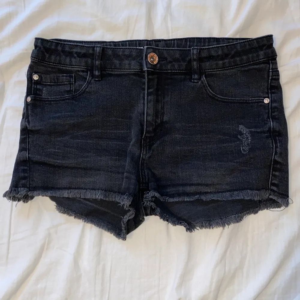 Svarta vanliga low waist shorts. Inte använts på över två år. Köpta från Lindex. Säljes pga ingen användning och för små för mig.. Shorts.