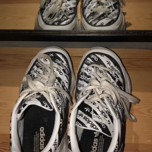Asidasskor - Adidasskor. Storlek 37,5. Passar även en som har  38 i storlek. Använt mycket men är i fint skick