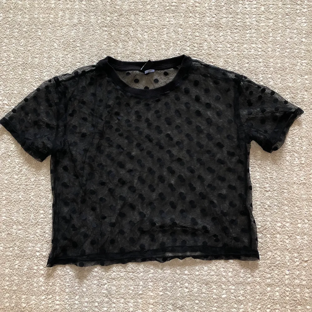 Svart mesh t-shirt med prickar i storlek XS från H&M Divided. I fint skick 🖤. T-shirts.