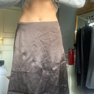 Brun siden kjol Filippa K - Helt sjuk snygg brun siden kjol från Filippa K storlek M, passar xs-s om man gillar att kjolar är lågmidjade. Köpt för 1500kr och fortfarande nyskick!❤️ (frakt betalar köparen, rakomemderar alltid spårbar villket kostar 66kr, annars går det att fixa billigare men ospårbar!)❤️ KOLLA ÄVEN IN MINA ADRA ANNOSER HAR EN MASSA OLIKA SAKER I OLIKA STILAR!🥰