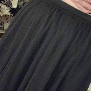 Så fin tyllkjol - En jätte fin prickig tyllkjol med prickar som är till mitten av smalbenen ungefär, använd endast 2 gånger så den är som ny🙌🏼❤️ Den passar de flesta då den är stretchig i midjan