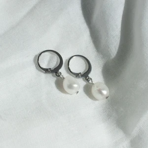 Örhängen - Några örhängen som finns att köpa! Alla kostar 80 kr styck, fri frakt!!! 📦📦 riktiga sötvattens pärlor som passar till ALLT. Dessa örhängen kan du duscha med, sova med, träna med, allt. Passar lika bra till vardags som till finare tillfällen. 🤍🤍🤍🤍