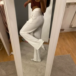 Vita kostymbyxor  - Jättefina oversized vita kostymbyxor, endast använda 1 gång så helt nyskick❤️Storlek 37, frakt tillkommer på 66 kr🥰