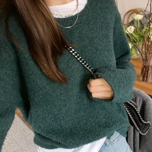 Stickad tröja - Säljer denna super mysiga och snygga tröjan💚💚 Buda i kommentarerna! Högst bud vinner⚡️⚡️