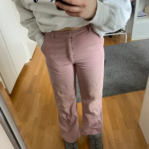 Manchesterbyxor - Ljusrosa manchesterbyxor från h&m i strl 36. Jag är 165 cm. Fraktkostnad tillkommer.