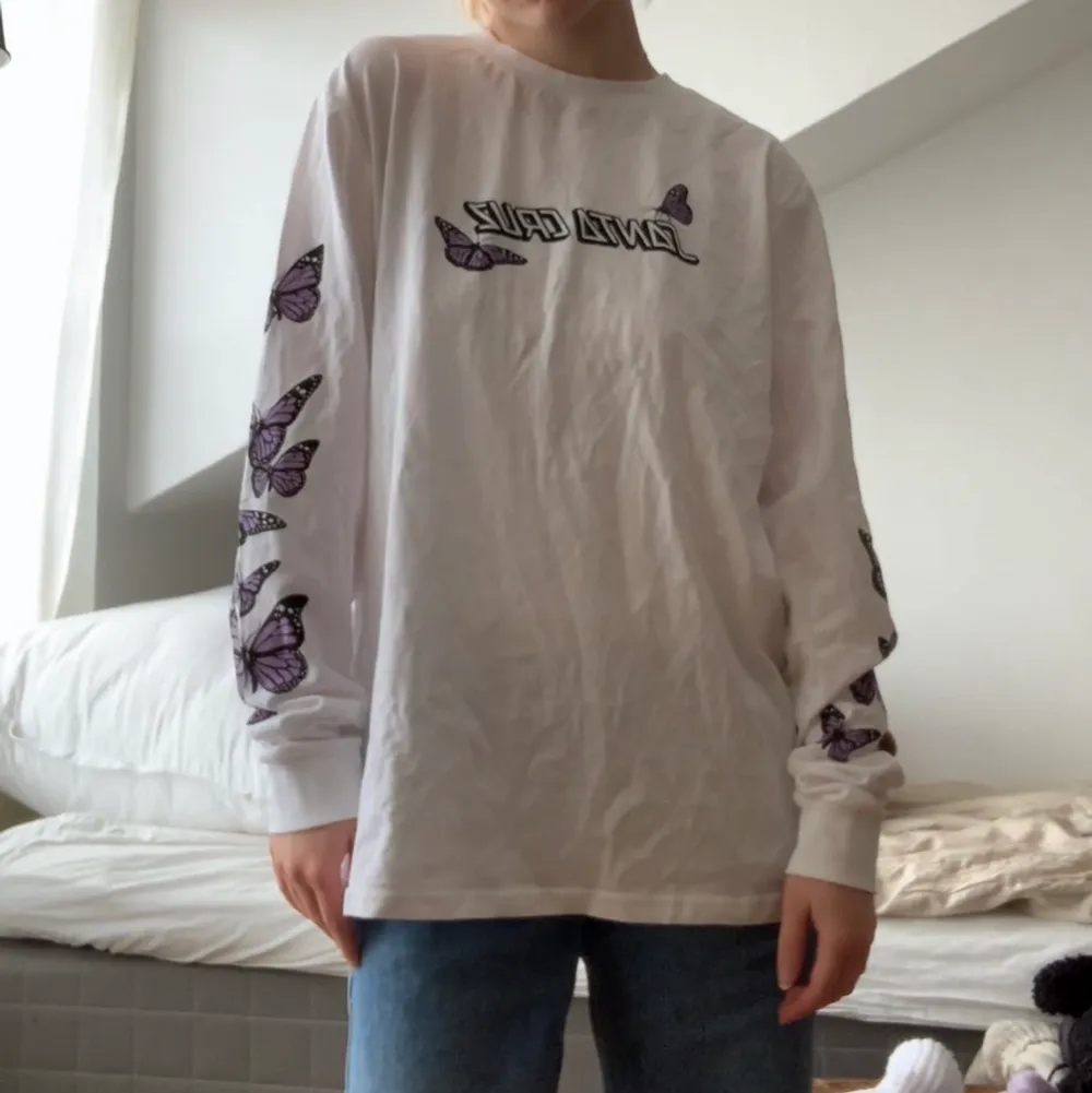 Baggy långärmad vit tröja med tryck från Urban Outfitters. Den är aldrig använd och därför i perfekt skick. Priset kan diskuteras. OBS. Köparen står för frakten.. Tröjor & Koftor.