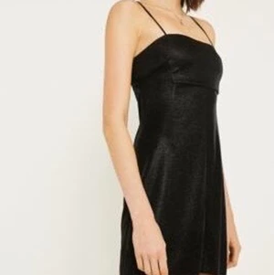 Svart rak klänning - Supersöt liten svart klänning som tyvärr är för lång för mig:( Endast prövad och lappen finns fortfarande kvar☺️