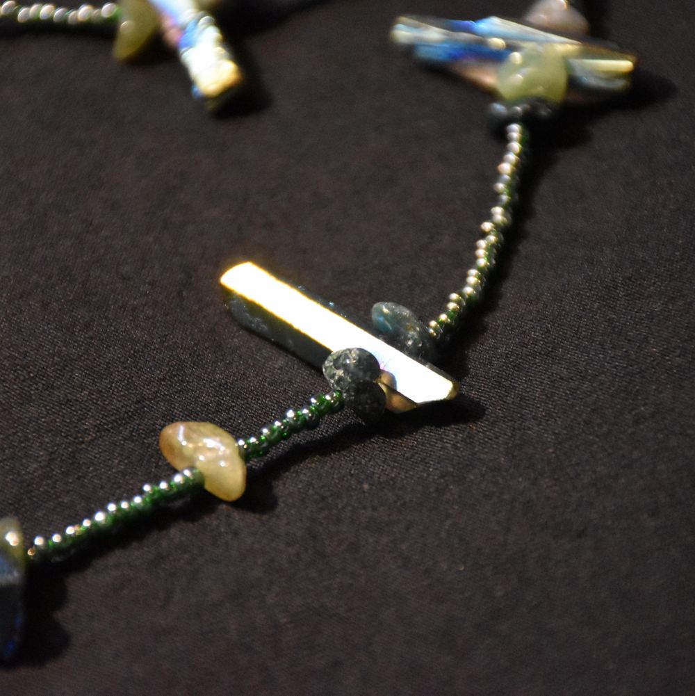 Halsband med färgade bergskristaller och grön aventurin samt gröna glaspärlor. . Accessoarer.