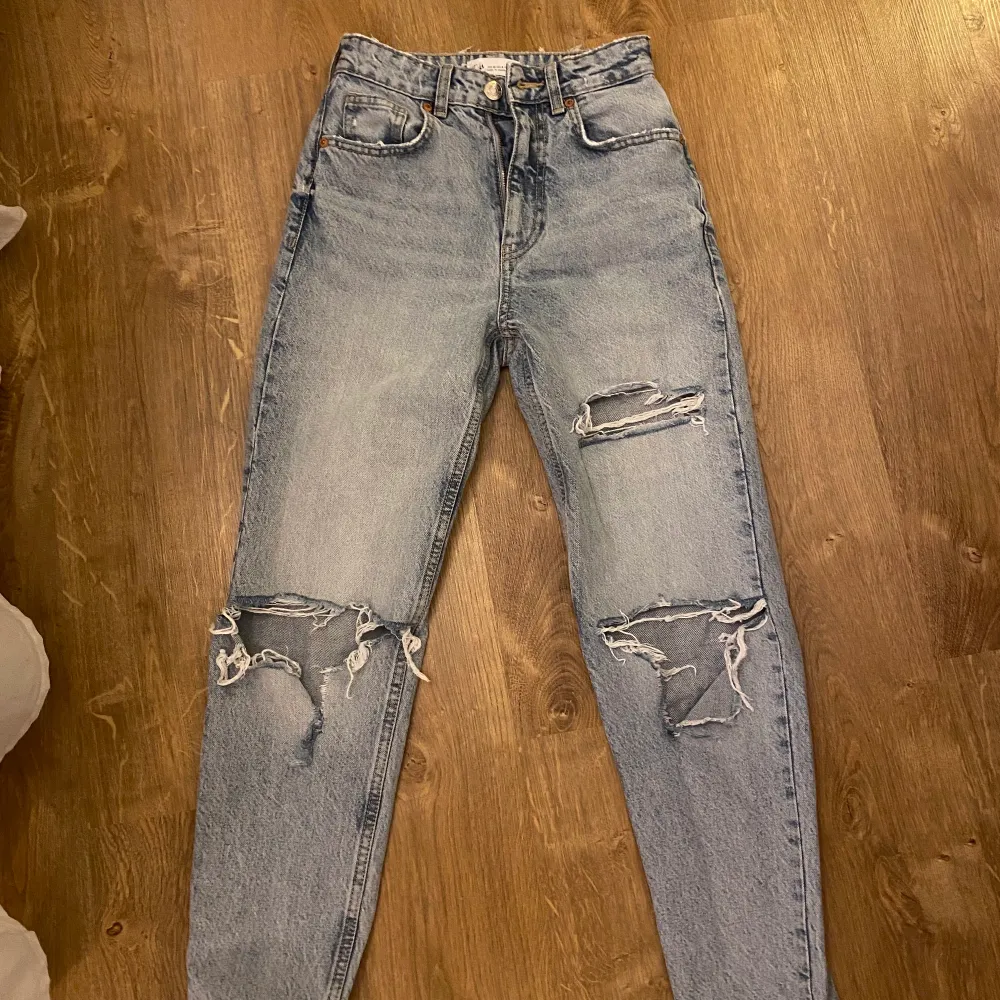 Ljusa jeans från zara i storlek 32💕. Jeans & Byxor.