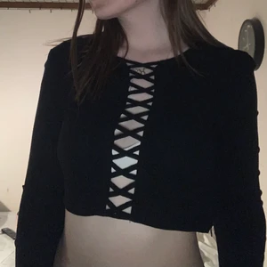 Topp från H&M - Långärmad svart topp med snygg detalj fram storlek 38! Den är från H&Ms kollektion med coachella🥳