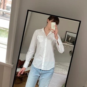 Vit skjorta Hunkydory strl S - Så fin skjorta från Hunkydory med grym passform och jättehärligt lite krispigt material. Använd ett fåtal gånger, nyskick! Säljes då den tyvärr är för liten för mig. Ses på en lång strl 38. Nypris ca 1300 kr. Fler bilder kan ordnas vid intresse! 