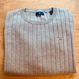 GANT Tröja  - Kabelsrickad tröja ifrån GANT storlek S. Aldrig använd. Köparen står för frakten 