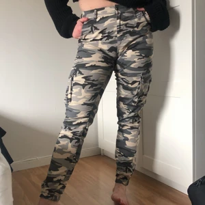 Cargopants Madlady - Militärmönstrade cargobyxor med fickor på låren, har använts sällan