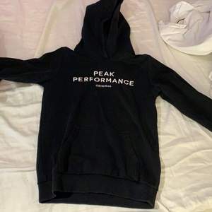 Svart hoodie från peak performance, storlek 160/XS. Nytt skick används få gånger. Skriv ifall du är intresserad:)