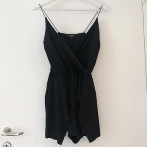Topshop byxdress  - Superfin byxdress från Topshop i fint skick! Frakt på 66kr tillkommer!