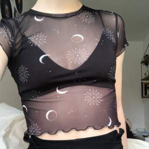 En svart genomskinlig t-shirt från Pull and Bear. Solar, månar och olika stjärntecken som mönster i vitt. Tyget är bekvämt, det kliar inte. OSB! Köparen står för frakt om vi inte möts upp i Sthlm:))))