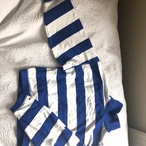 Tommy hilfiger tröja - Så snygg och så skön tröja från Tommy hilfiger,perfekt till sommarkvällar eller tidig vår. 300kr+frakt eller något bättre pris om ni vill❤️❤️