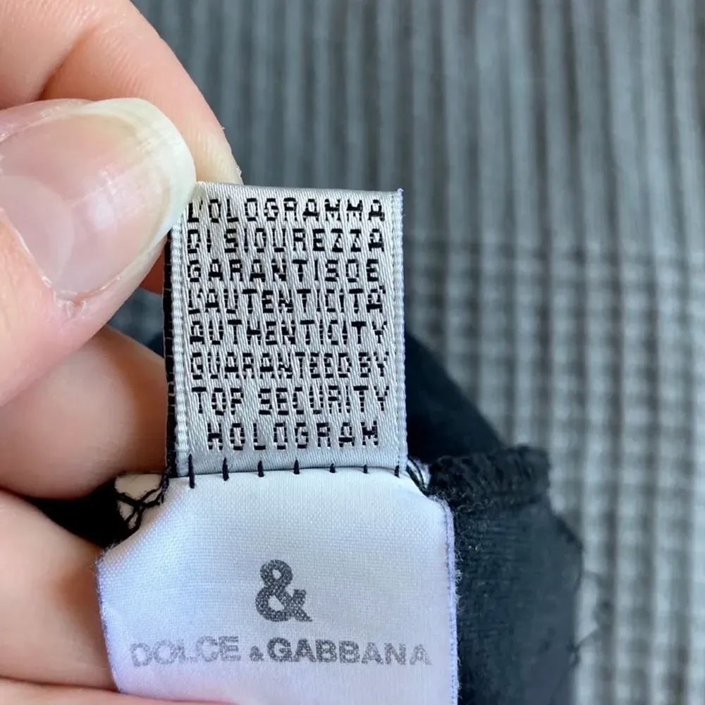 Snygg vit Dolce Gabbana tröja, (storlek L men är mer som M) väl använd men fortfarande i gott skick! (OBS då denna är ärvd är jag inte helt säker på att den är äkta därav det låga priset). Tröjor & Koftor.