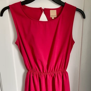 Cocktailklänning med öppen rygg  - Superfin kort klänning med öppen rygg. 